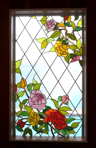 薔薇のデザインのステンドグラス