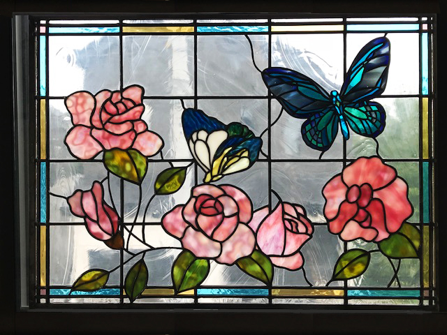 薔薇と蝶のステンドグラスパネル、納品しました。 | ステンドグラス