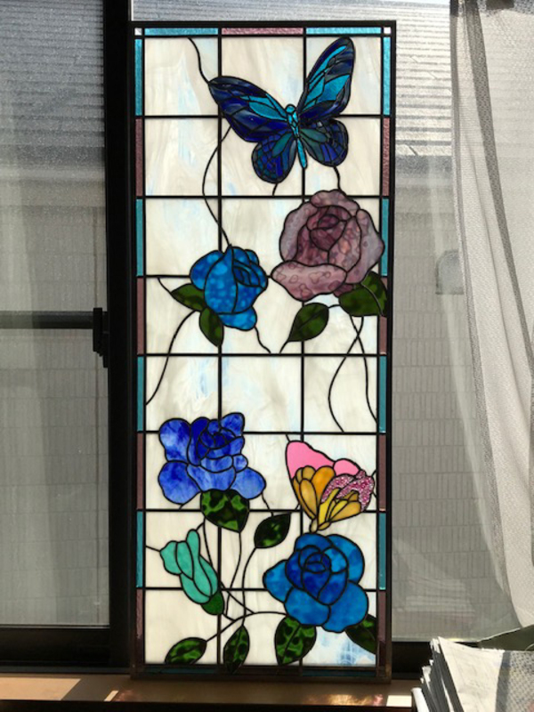 ステンドグラス窓、青いバラと蝶々、画像のサムネイル